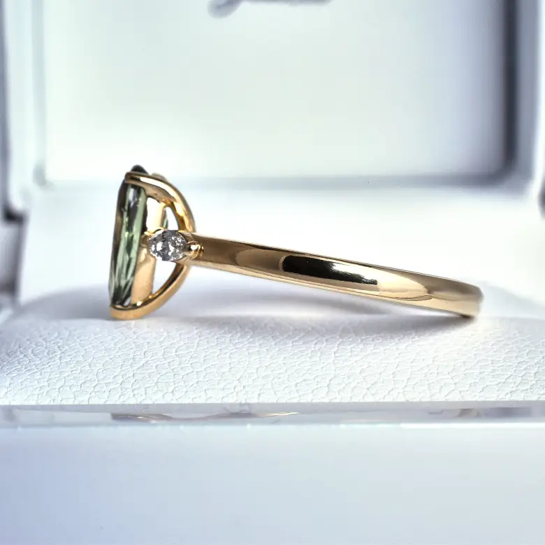 Pierścionek z aleksandrytem w szlifie gruszka